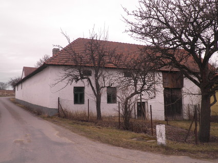 Vesnický dům s uzavřeným dvorem v obci Mezná na Pelhřimovsku - čelní pohled