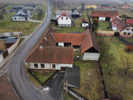 Menší zemědělská usedlost s uzavřeným dvorem v obci Bořetice - Fotka 1