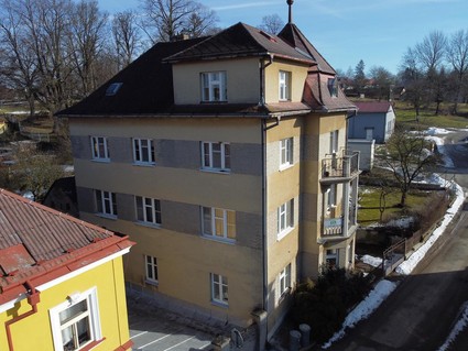 Poschoďová vila v centru Černovic u Tábora - Fotka 6