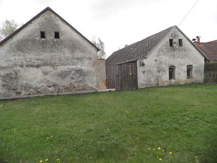 Venkovský dům s uzavřeným dvorem v obci Horní Olešná - Fotka 12