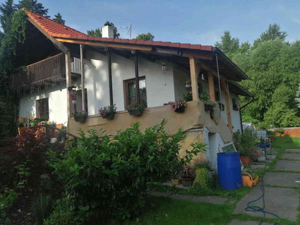 Rodinný dům v malébném místě obce Dobrovíz u Prahy - Fotka 12