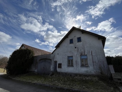 Menší zemědělská usedlost na okraji obce Metánov na Pelhřimovsku - Fotka 1
