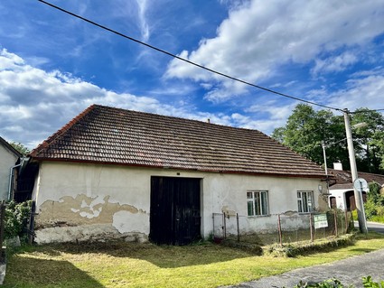 Dům s uzavřeným dvorem v obci Rohozná - Fotka 2