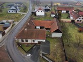 Menší zemědělská usedlost s uzavřeným dvorem v obci Bořetice